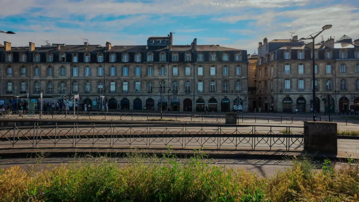 Toitures et façades de pierre blonde d’un centre urbain girondin