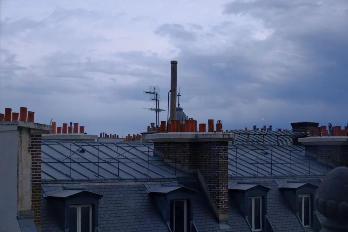 Souche de cheminée et versant de toiture dans un quartier résidentiel