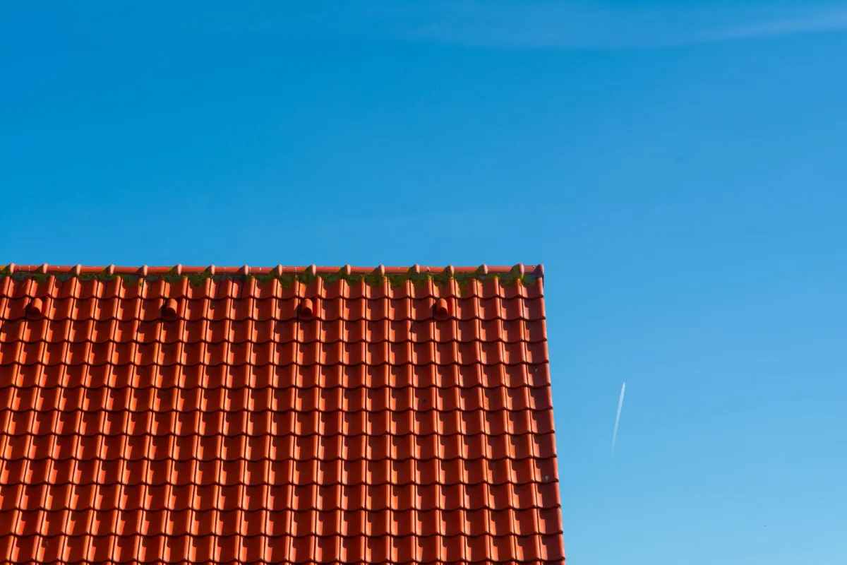Maison individuelle avec sa couverture en tuiles dans un quartier arboré