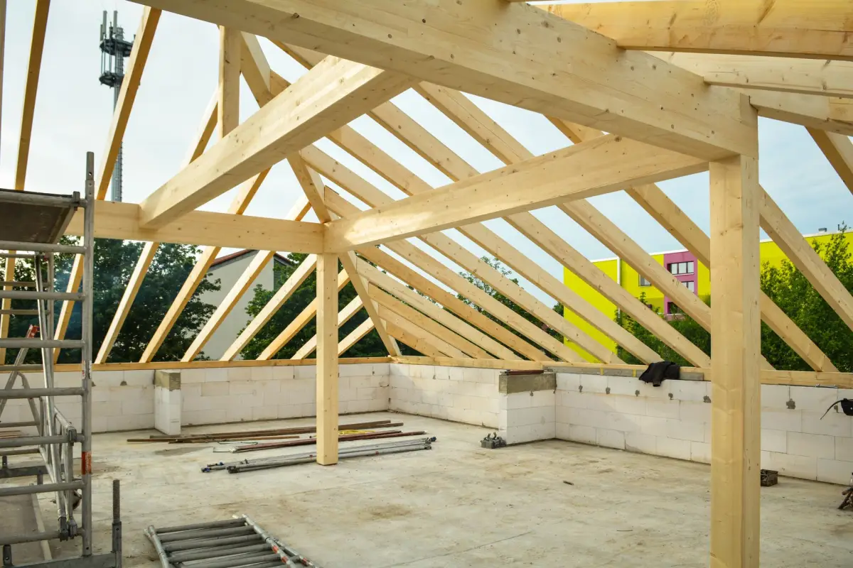 Charpente et couverture d’une maison individuelle en cours de travaux