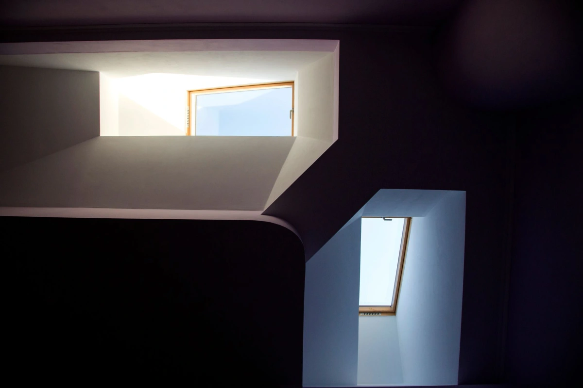 Fenêtre de toit installée dans un comble aménagé et lumineux