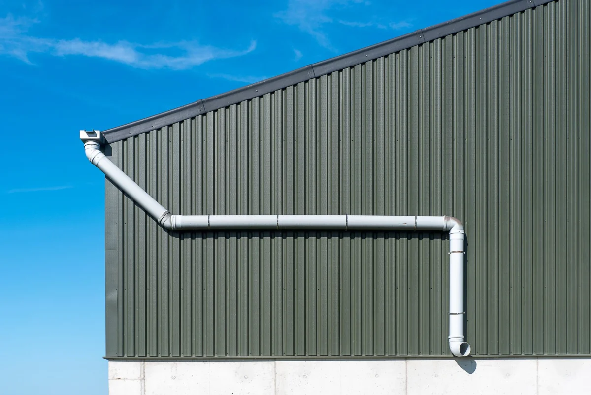 Détail d’un ouvrage de zinguerie en zinc sur une toiture